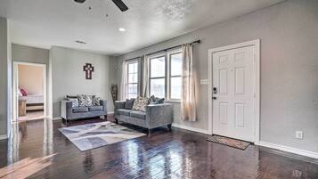 House (6 Bedrooms) | Interior