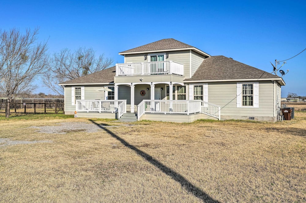 Peaceful Atascosa Home w/ Balcony & Deck!