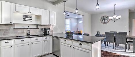 House (6 Bedrooms) | Interior