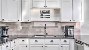 House (6 Bedrooms) | Interior