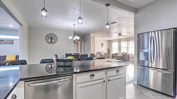 House (6 Bedrooms) | Interior