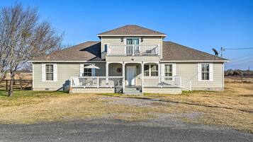 House (6 Bedrooms) | Depan hartanah