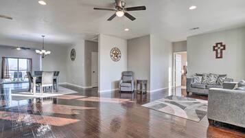 House (6 Bedrooms) | Interior