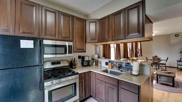 Apartment (0 Bedroom) | Private kitchen | Microwave, oven, stovetop, cookware/dishes/utensils
