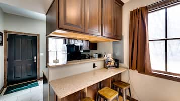 Apartment (0 Bedroom) | Private kitchen | Microwave, oven, stovetop, cookware/dishes/utensils