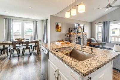 Modern Ocean Shores Home, 2 Mi to Beach!