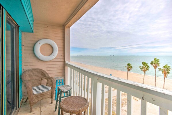 Property grounds - Oceanfront Corpus Christi Condo w/ Pool! (Corpus Christi)