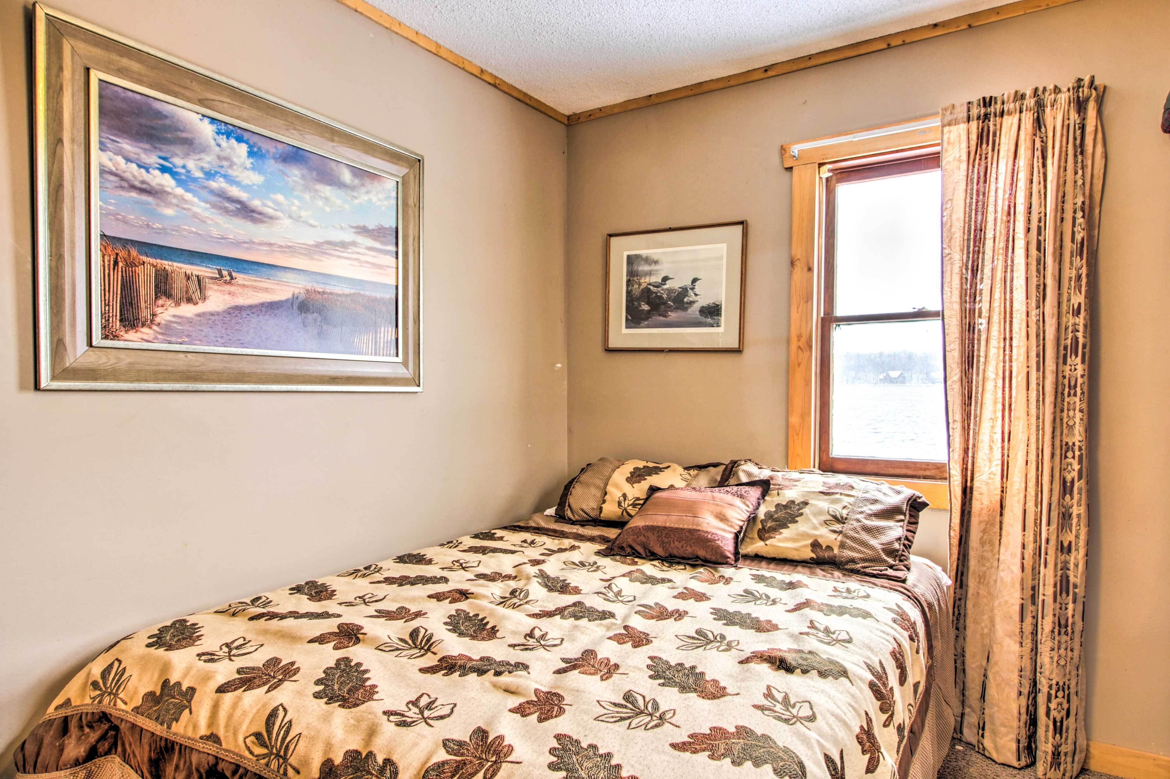 Nhà (3 Bedrooms) | 3 phòng ngủ, bàn, khu vực làm việc phù hợp cho laptop 