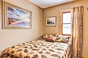 Nhà (3 Bedrooms) | 3 phòng ngủ, bàn, khu vực làm việc phù hợp cho laptop 