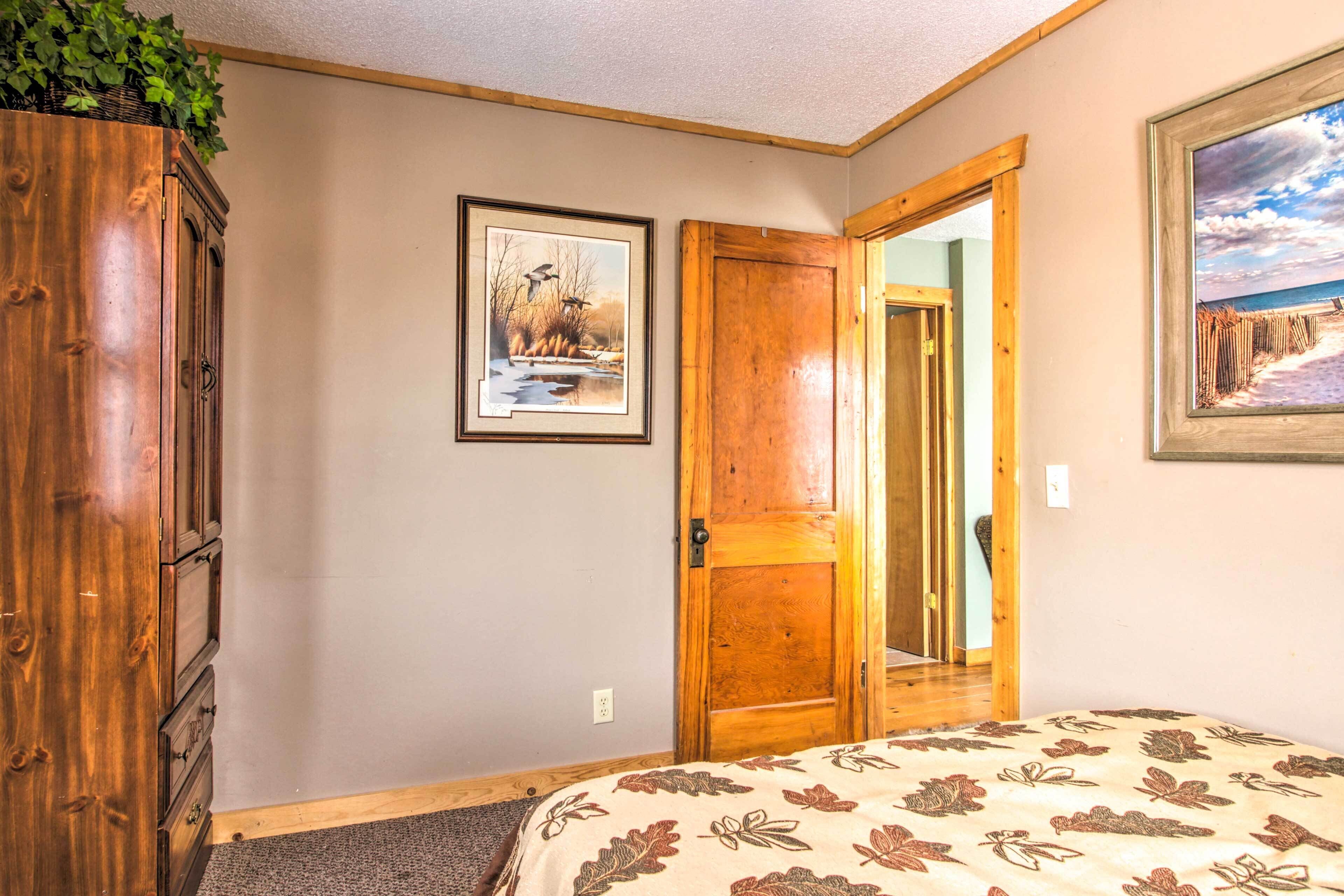 3 bedrooms, desk, laptop workspace, free cots/infant beds