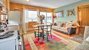 Interior acogedor de una cabaña con comedor, cocina y zona de estar.