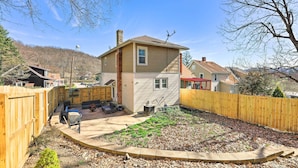 A residential backyard with a wooden fence, a small shed, and a landscaped garden area. - Pet-friendly Covington Retreat w/ Fenced Yard (Latonia)