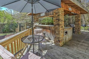 Apartment (0 Bedroom) | Interior - Ocean Isle Beach Studio w/ Patio - 1 Mi to Pier! (Ocean Isle Beach)