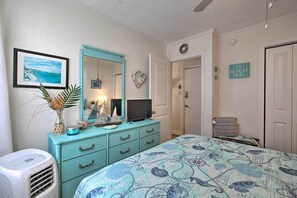 Apartment (1 Bedroom) | Interior - Oceanfront Condo w/ Views in North Topsail Beach! (Sneads Ferry)