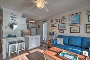 Apartment (1 Bedroom) | Interior - Oceanfront Condo w/ Views in North Topsail Beach! (Sneads Ferry)