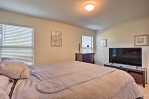4 bedrooms, laptop workspace, iron/ironing board, free cots/infant beds - Pet-friendly Retreat Near Lavon Lake w/ Yard! (Josephine)