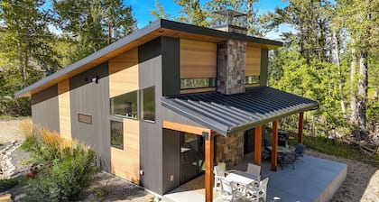 Rock Creek Retreat: Creekside Cabin Near Red Lodge