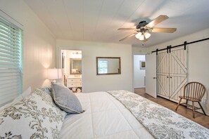 House (3 Bedrooms) | 3 bedrooms, bed sheets