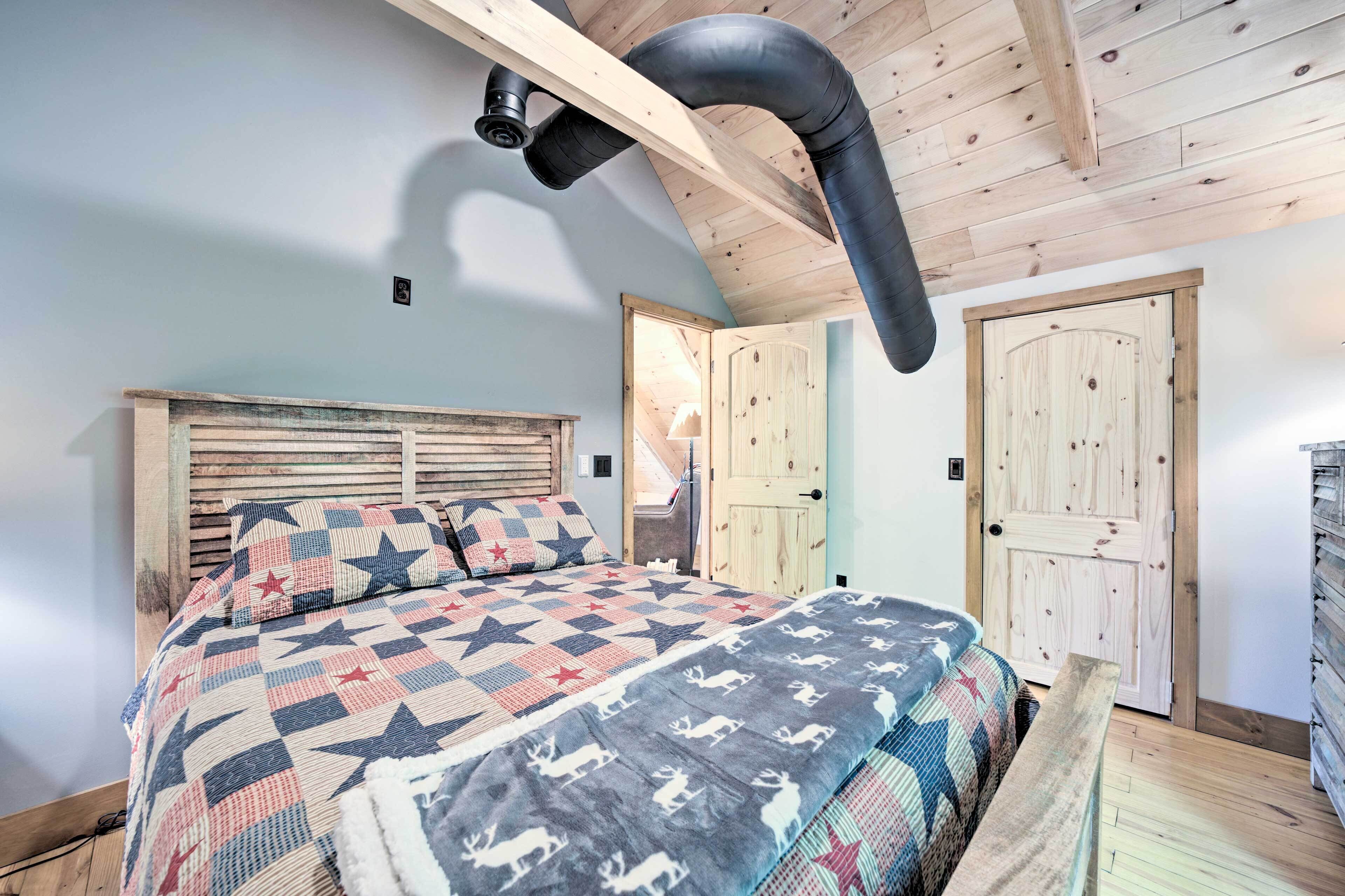 Un dormitorio con cama, cabecero de madera y un respiradero en el techo.