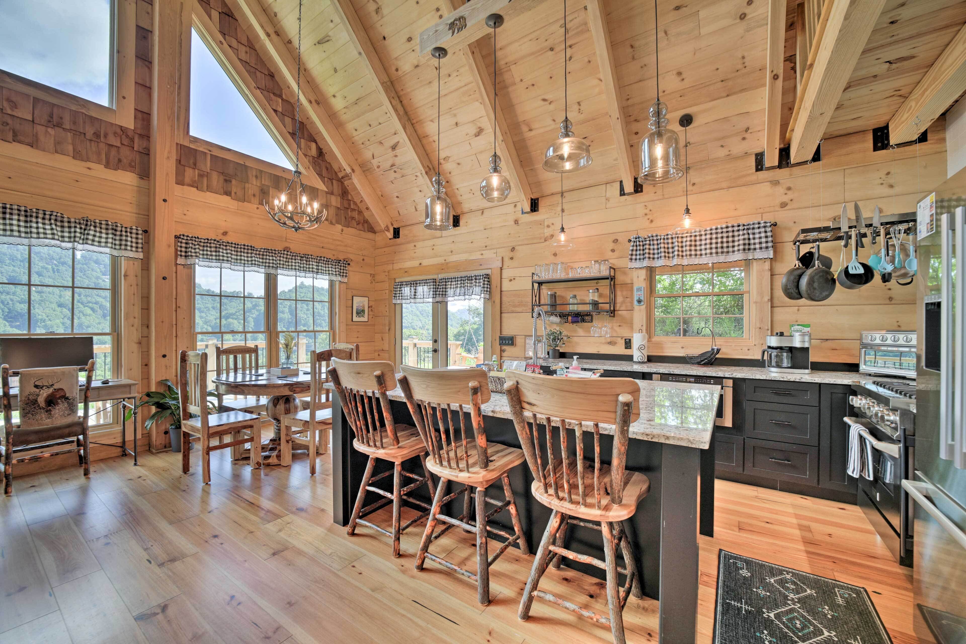 Un interior rústico de madera con comedor, cocina y ventanas amplias.