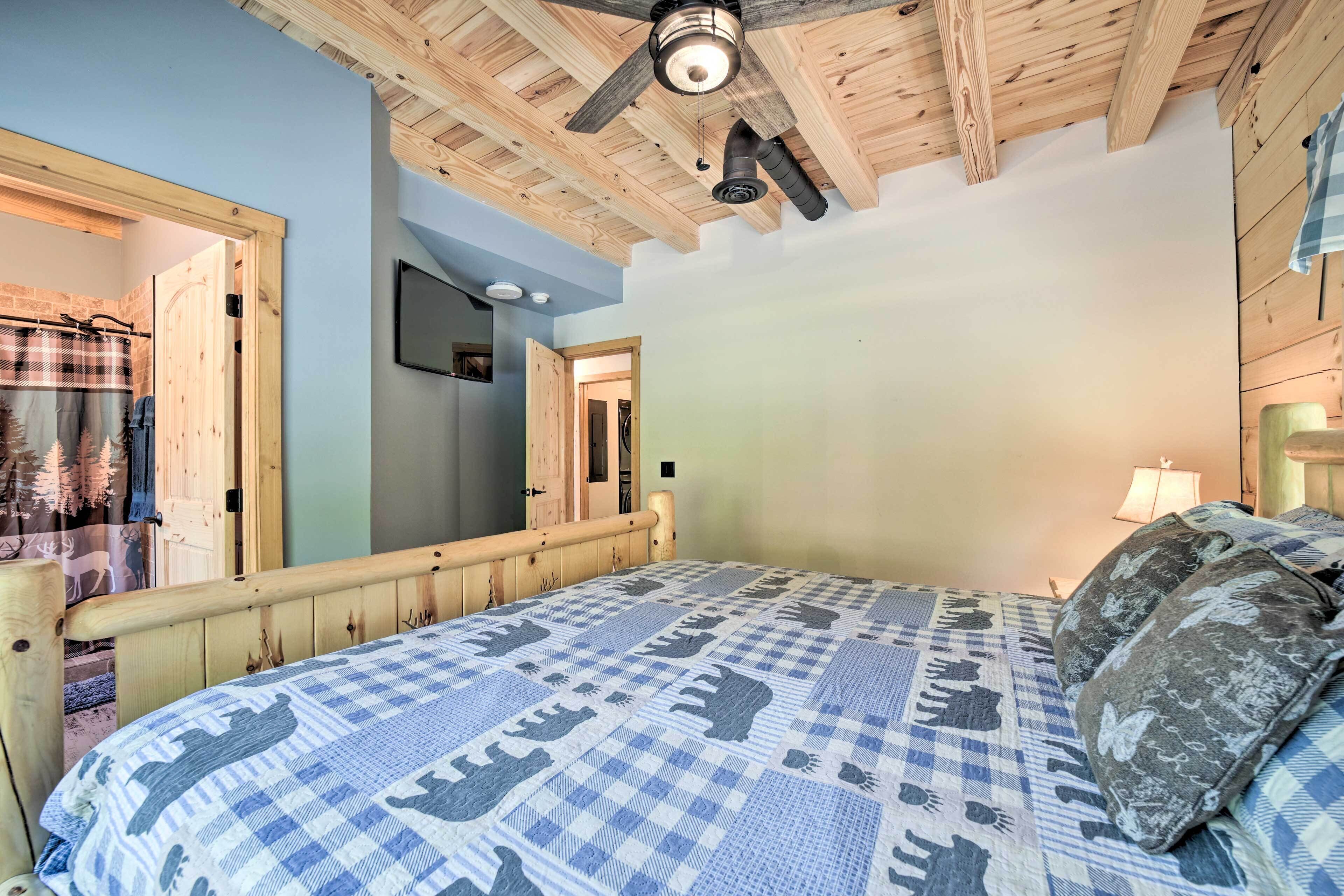 Luxe Log Cabin w/ Modern Finishes & Mtn Views