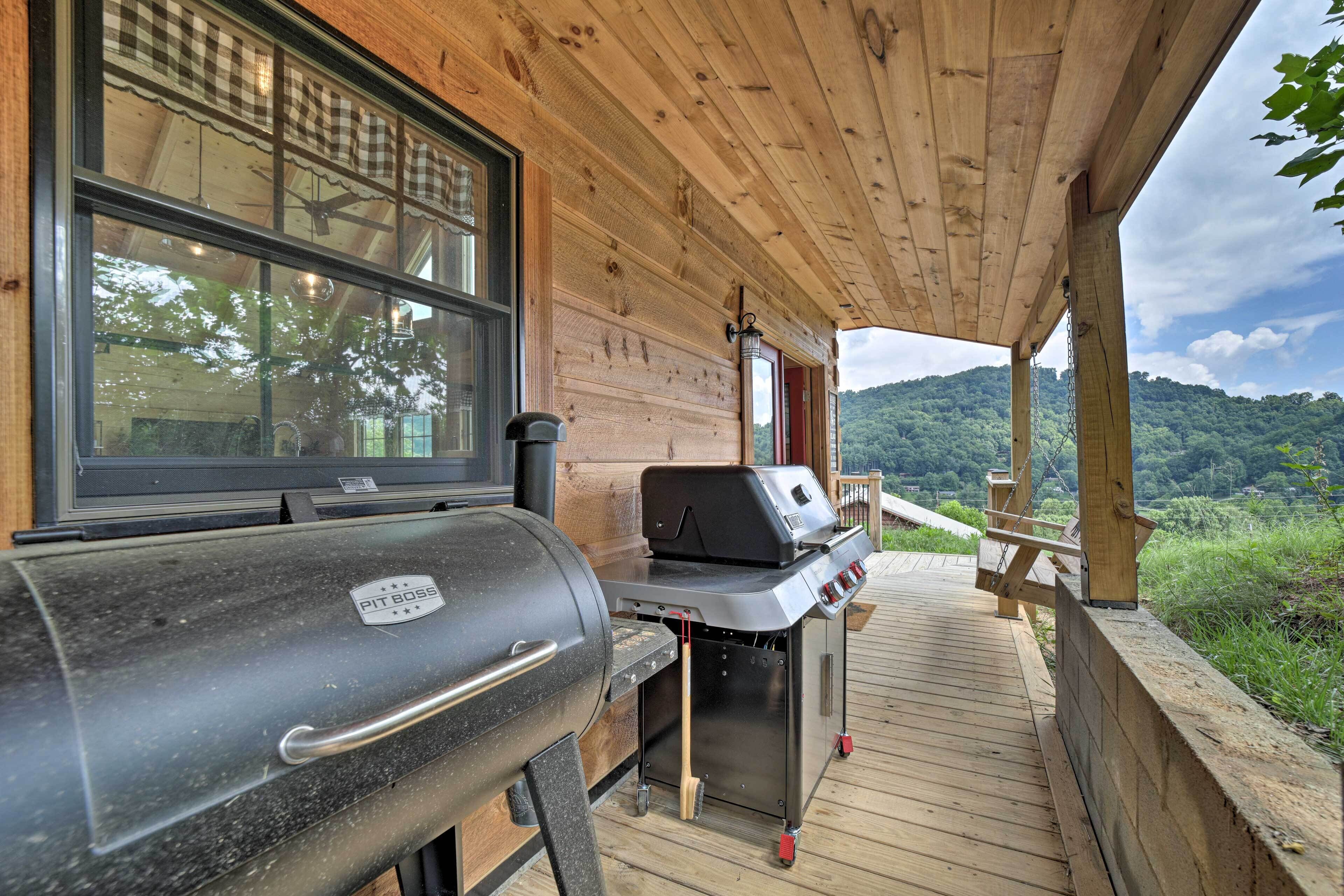 Een houten terras met een grill en een barbecue, met uitzicht op een bebost glooiend landschap.