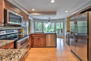 Maison (4 Bedrooms) | Cuisine privée | Micro-ondes, four, plaque de cuisson, lave-vaisselle