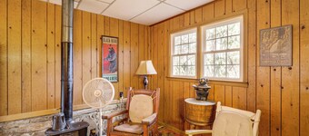 Rustic Linville Falls Cottage w/ Fire Pit!