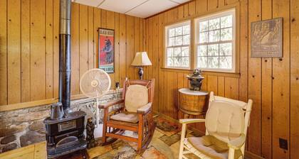 Rustic Linville Falls Cottage w/ Fire Pit!