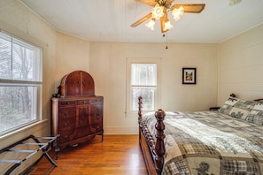 Interior - Rustic Linville Falls Cottage w/ Fire Pit! (Newland)