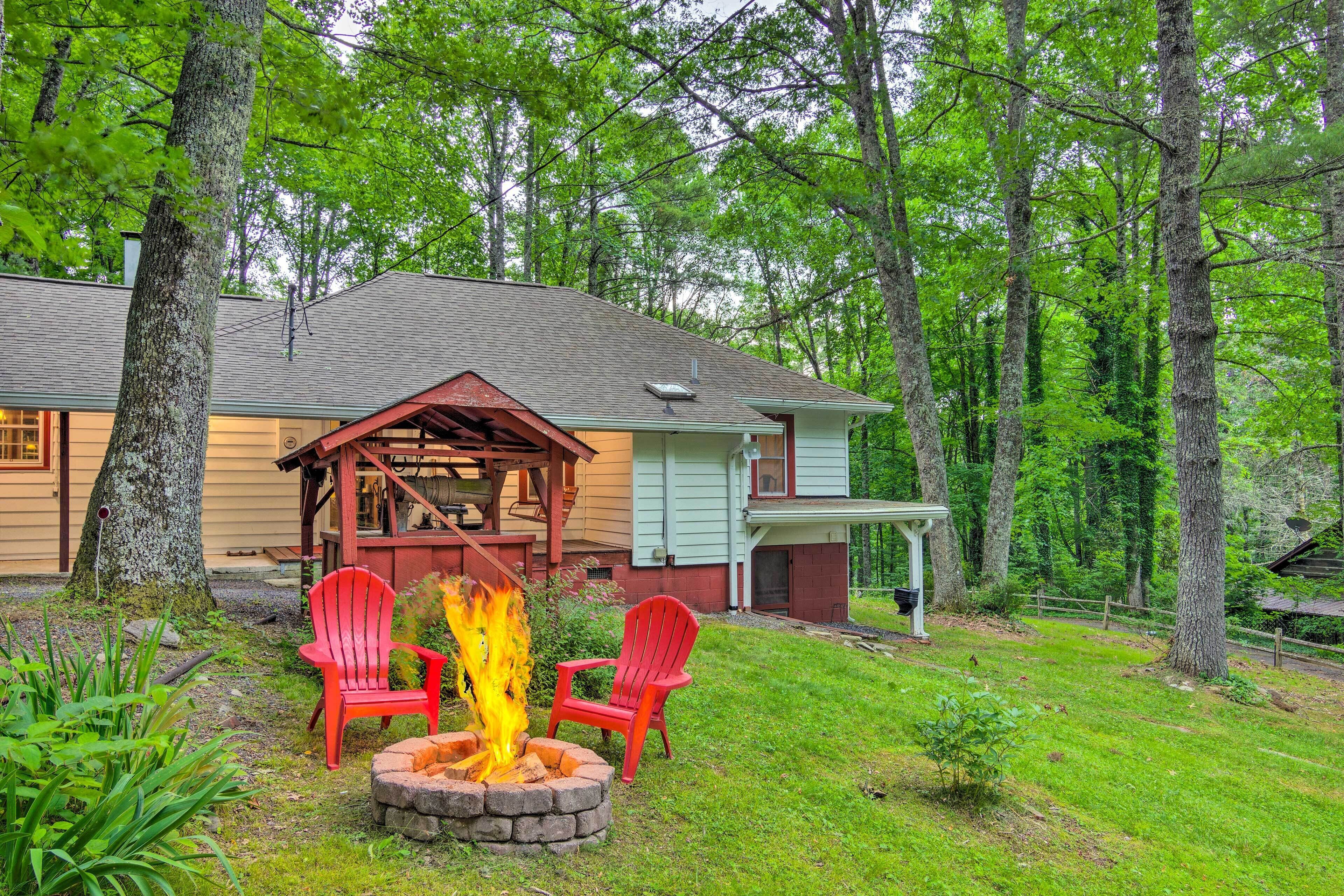 Rustic Linville Falls Cottage w/ Fire Pit!