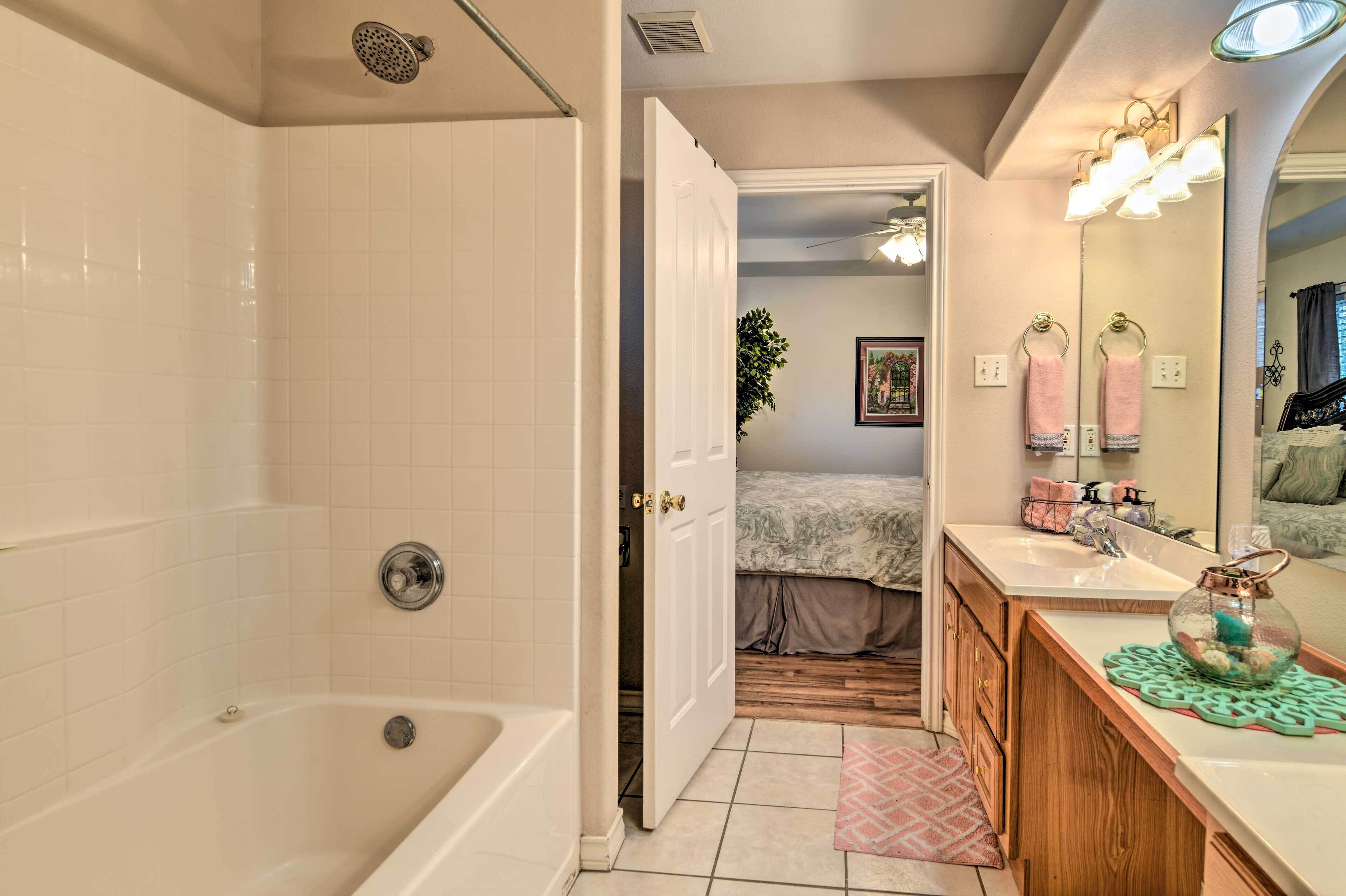 Pet-friendly Rockport Home ~ 4 Mi to Beach!