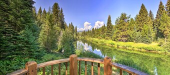 'loose Moose Lodge' - 31 Acres on Yaak River!