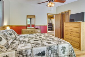 Interior - 20-acre Cabin w/ Pond: 6 Mi to River Arts District (Asheville)