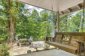 Interior - 20-acre Cabin w/ Pond: 6 Mi to River Arts District (Asheville)