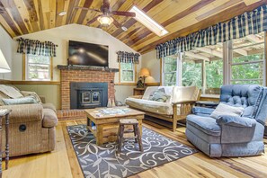 Interior - 20-acre Cabin w/ Pond: 6 Mi to River Arts District (Asheville)