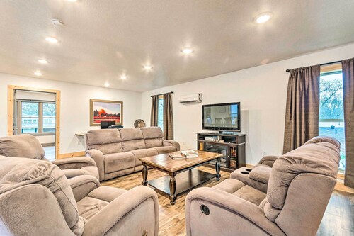 Spacious Apt Overlooking AR River: Near Dtwn!