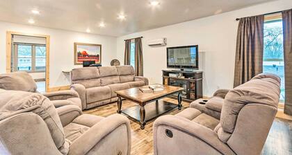 Spacious Apt Overlooking AR River: Near Dtwn!