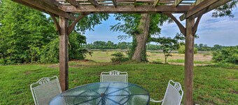 Spacious Apt Overlooking AR River: Near Dtwn!