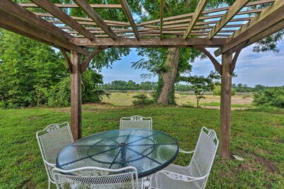 Spacious Apt Overlooking AR River: Near Dtwn!