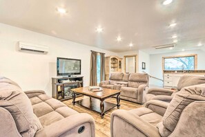 TV - Spacious Apt Overlooking AR River: Near Dtwn! (Dardanelle)