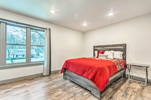 1 bedroom, bed sheets - Spacious Apt Overlooking AR River: Near Dtwn! (Dardanelle)