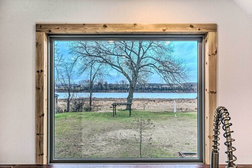 Spacious Apt Overlooking AR River: Near Dtwn!