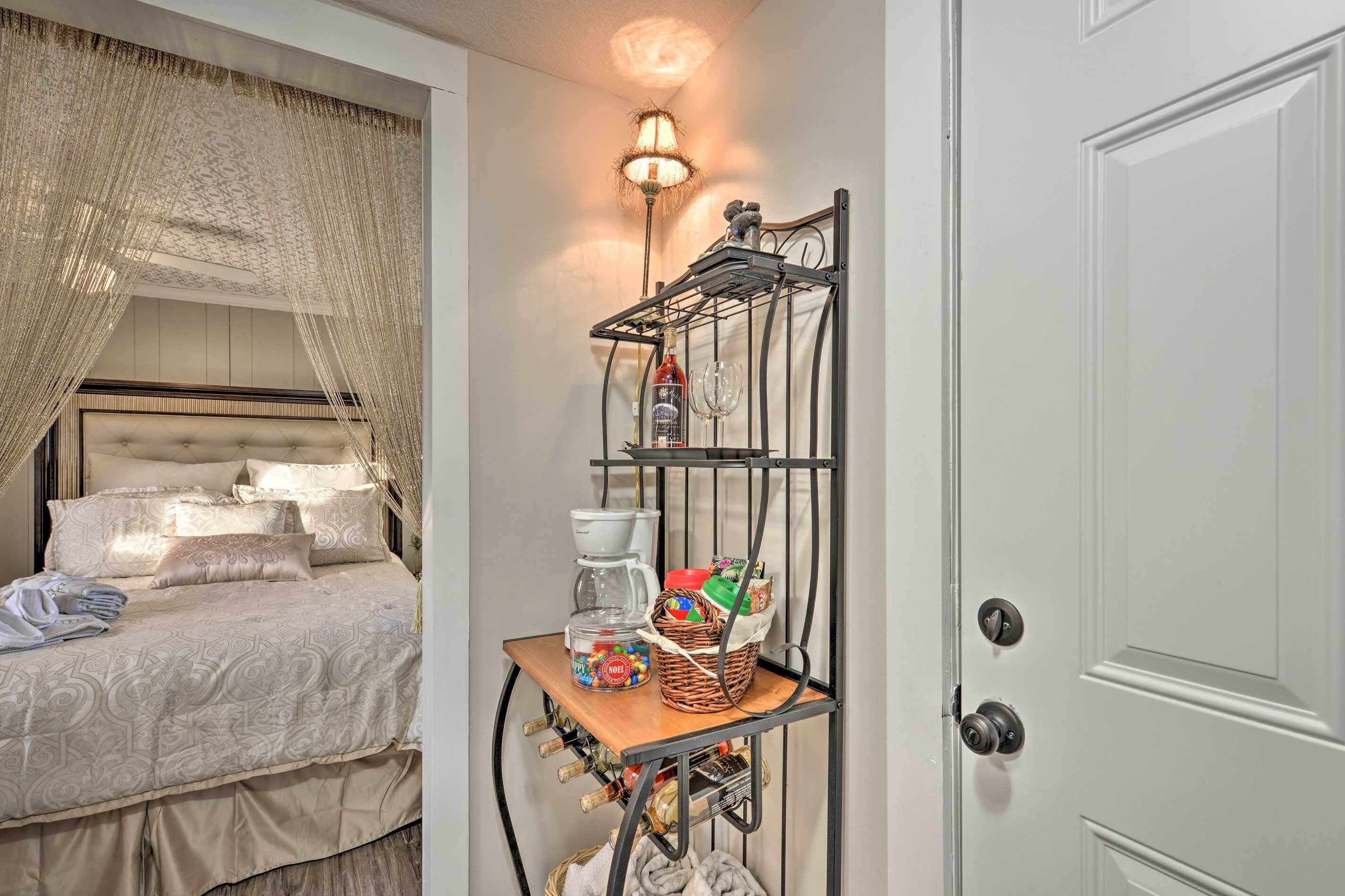 Une chambre à coucher avec un lit, une table de chevet avec une lampe et une porte.