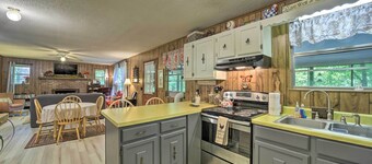 Smoky Mtn Hideaway: Screened Porch & Fire Pit