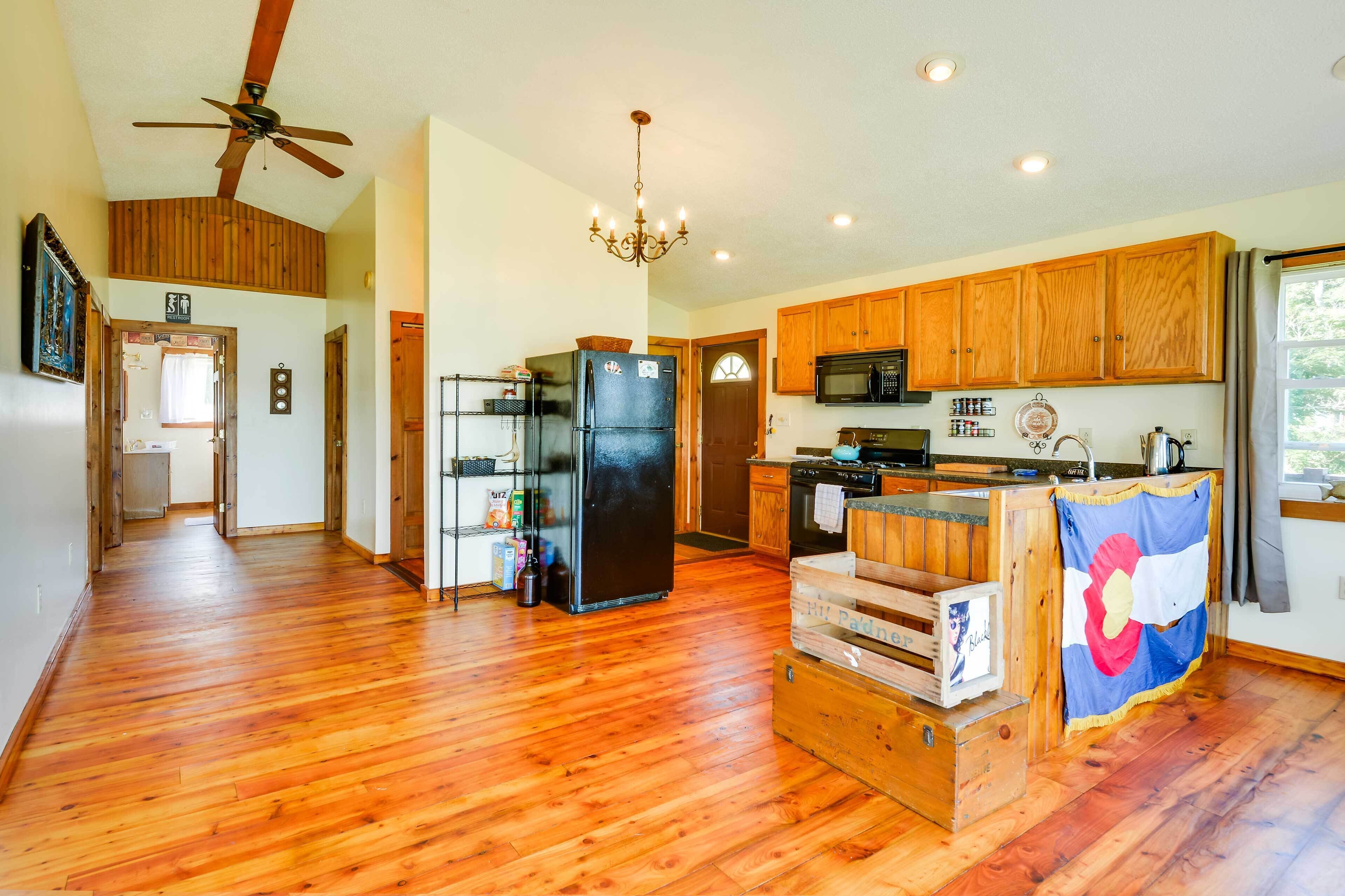 Scenic Cape Vincent Retreat: Walk to Marina!