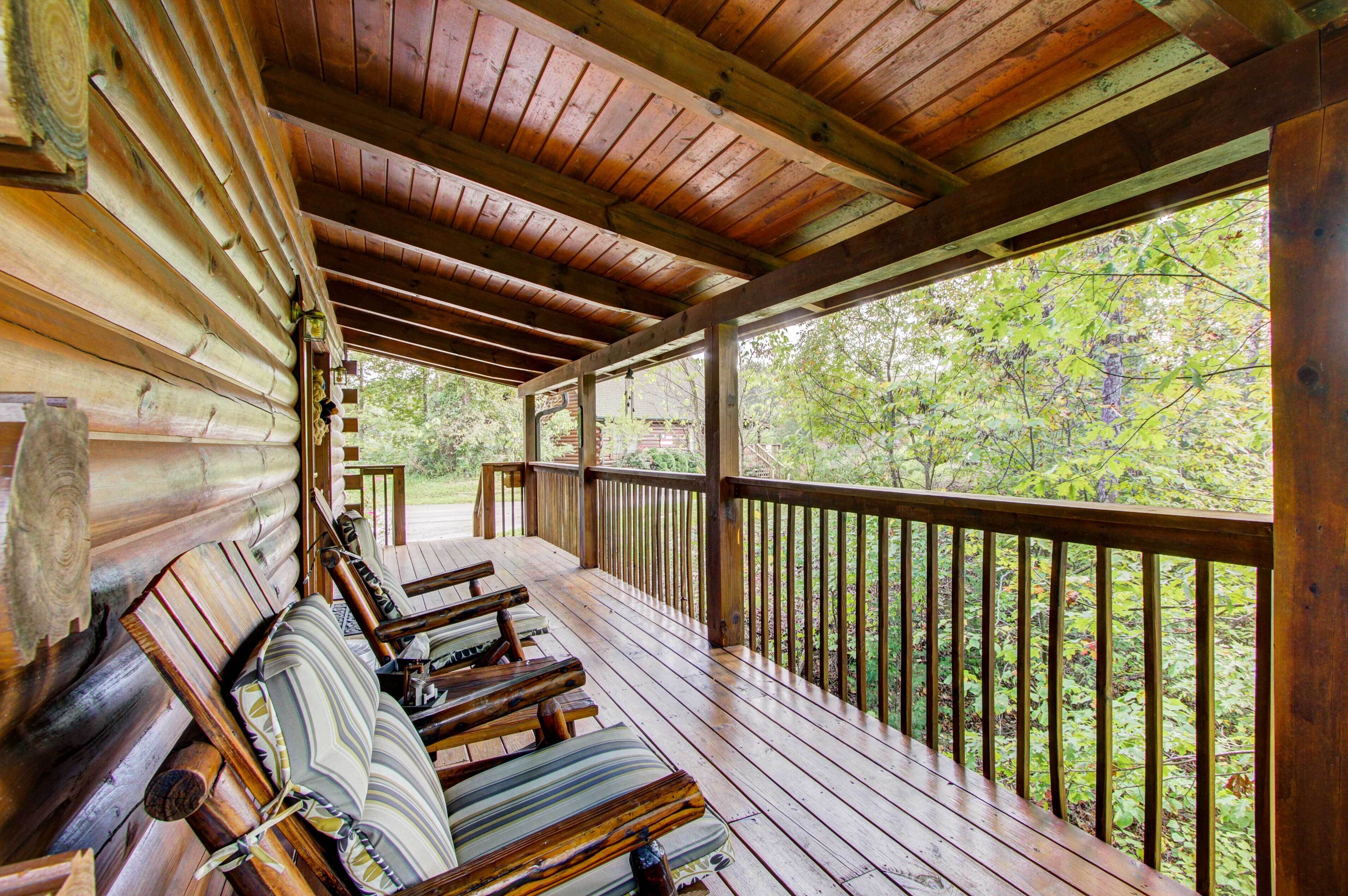 Rustic Sevierville Cabin w/ Covered Porch!