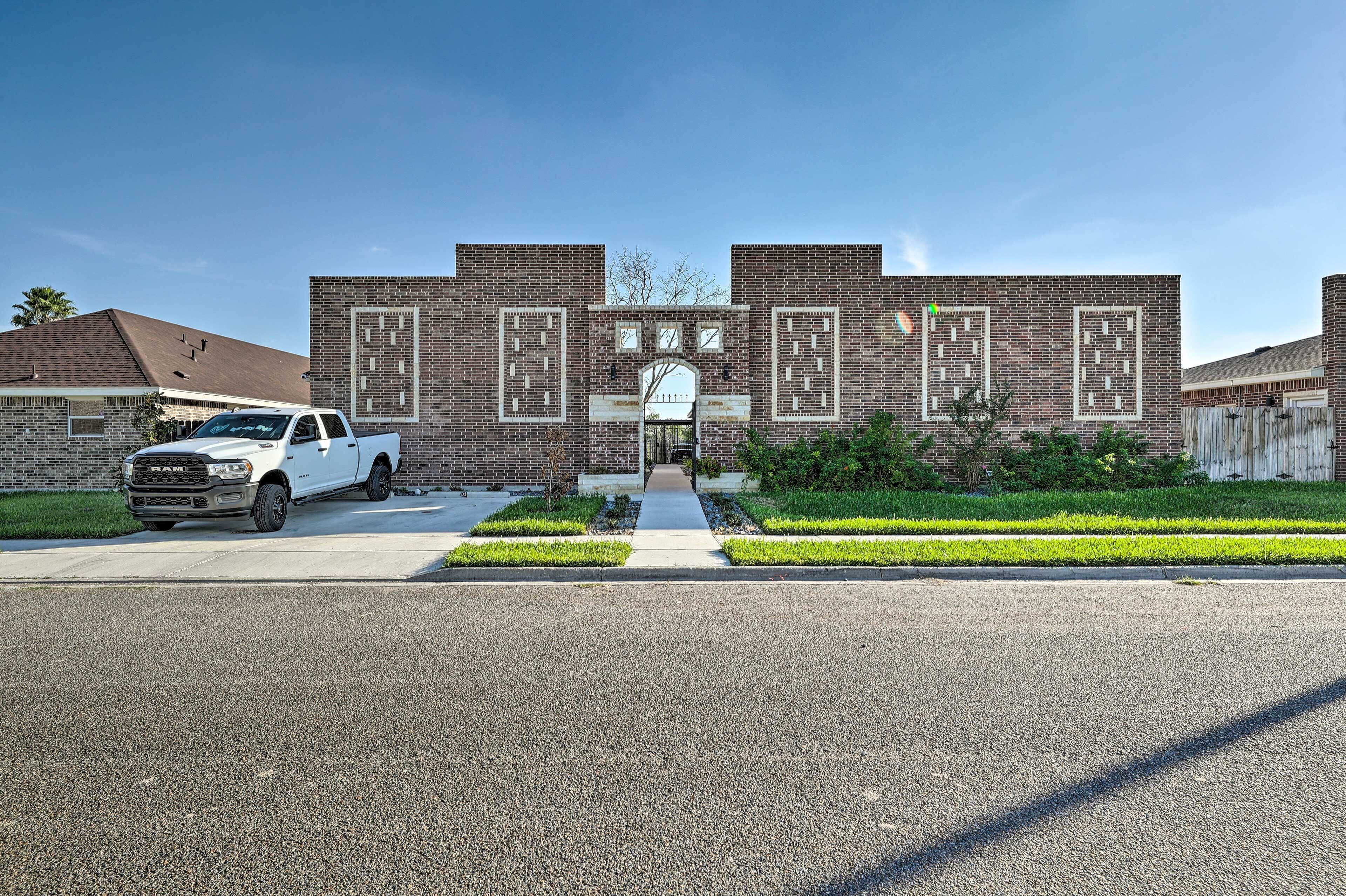 Sleek Edinburg Home Near Shopping & Hiking!