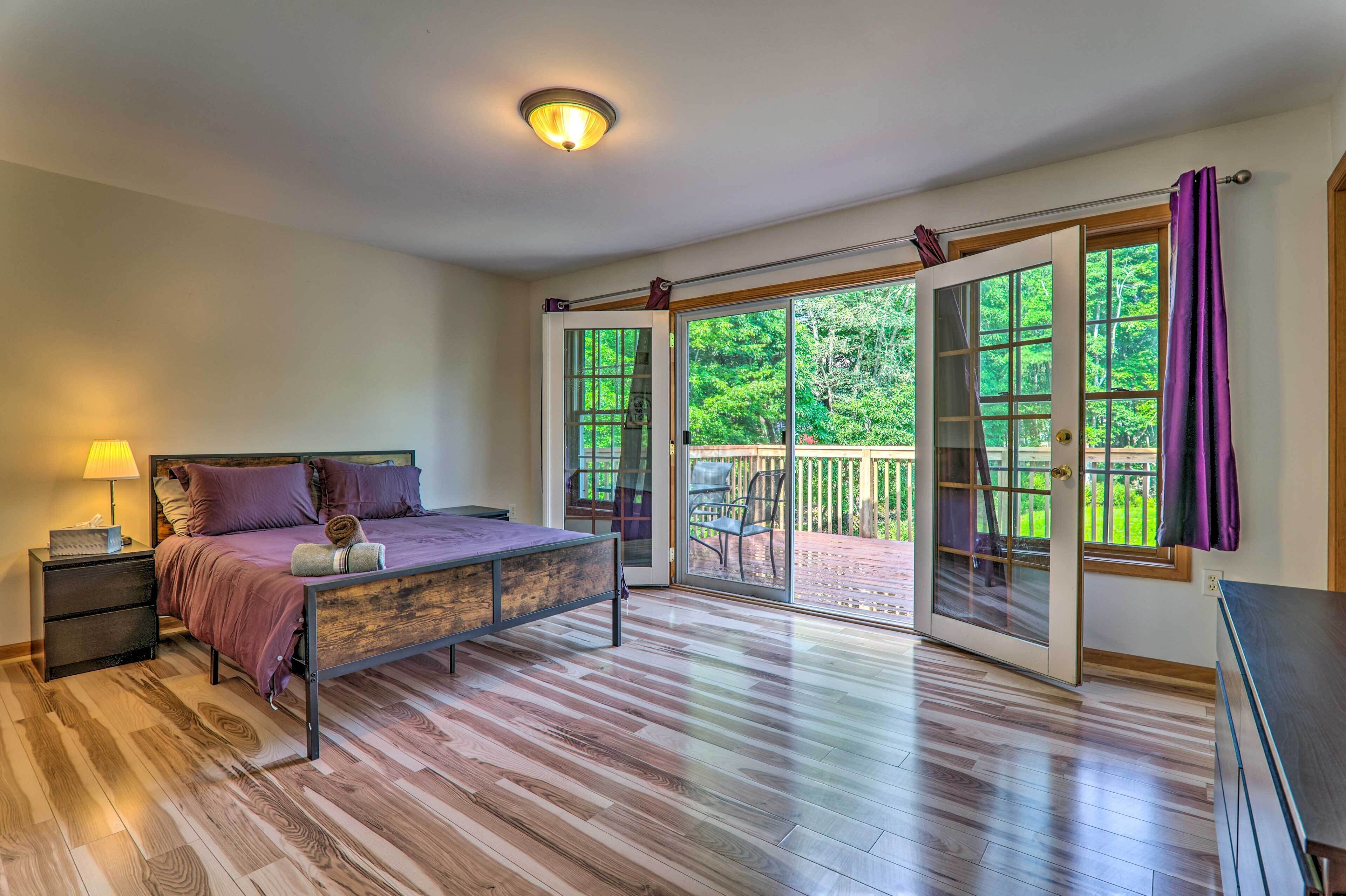 4 bedrooms, laptop workspace, bed sheets