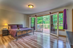 4 bedrooms, laptop workspace, bed sheets - Poconos Retreat w/ Game Room, Hot Tub, & Sauna! (Long Pond)